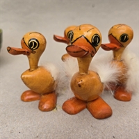 gul-traeaelling-orange-naeb-hvid-fjerhale-gammel-paeskepynt